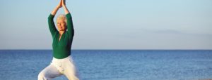 Femme mature faisant du yoga dos à un lac | Cours de yoga personnalisé - Sutton, MRC Brome-Missisquoi, Montérégie | Liance