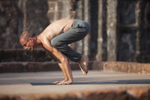 Homme pratiquant le Ashtanga yoga à l'extérieur | yoga en ligne et cours de yoga - France, Suisse, Belgique, Québec, Canada | Liance