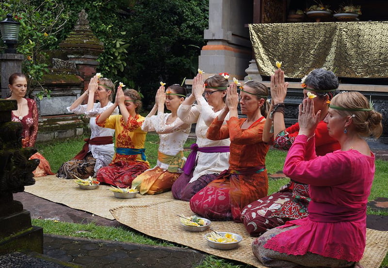 Plusieures femmes sont assises dans un temple de Bali, en rituel de yoga Pranala| Cours de yoga pranala- Sutton, Brome-Missisquoi, Montérégie, en ligne | Liance