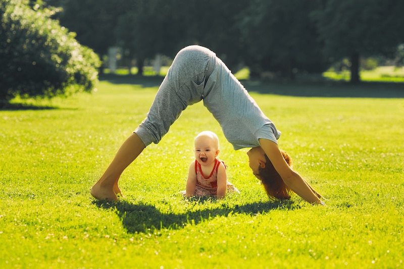 Une jeune maman pratique le yoga pour canaliser ses émotions en prenant soin de son corps | thérapie et yoga thérapie - Sutton, Québec, Canada, France, Belgique, Suisse, Maroc | Liance