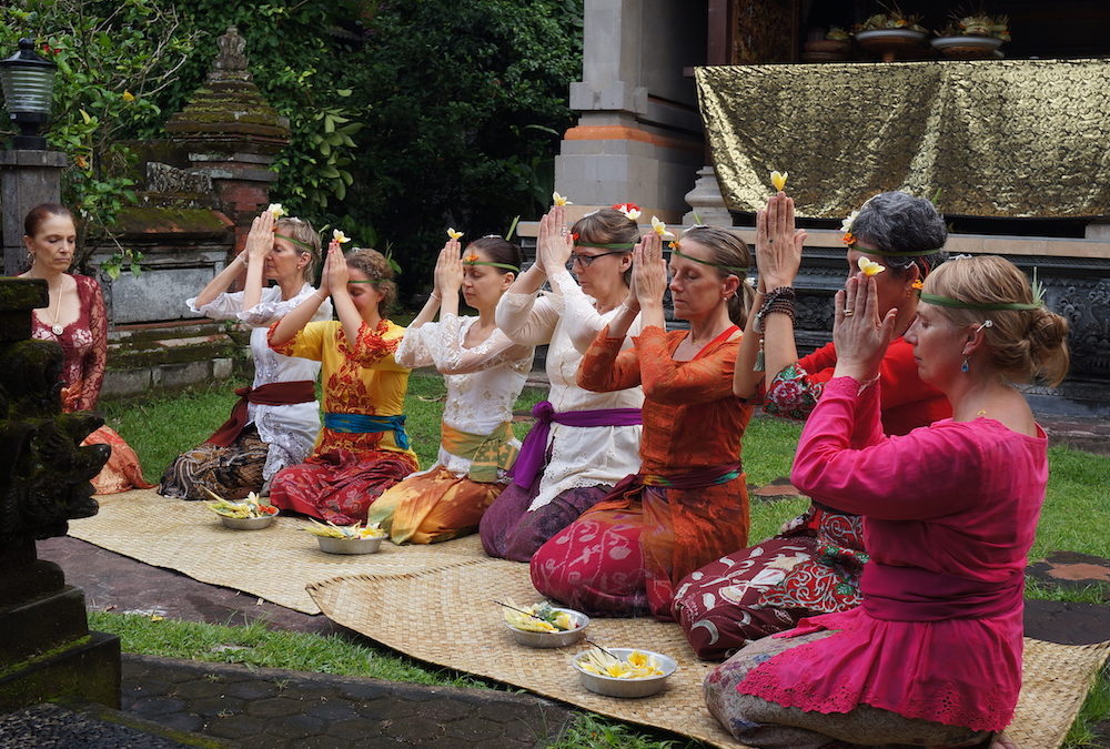 Plusieures femmes sont assises dans un temple de Bali, en rituel de yoga Pranala| Cours de yoga pranala- Sutton, Brome-Missisquoi, Montérégie, en ligne | Liance