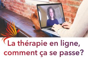 Une jeune femme est assise avec un ordinateur portable sur les genou et fait participe à une thérapie en ligne| thérapie et coaching - en ligne - Québec, Canada, France, Belgique, Suisse, Maroc | Liance
