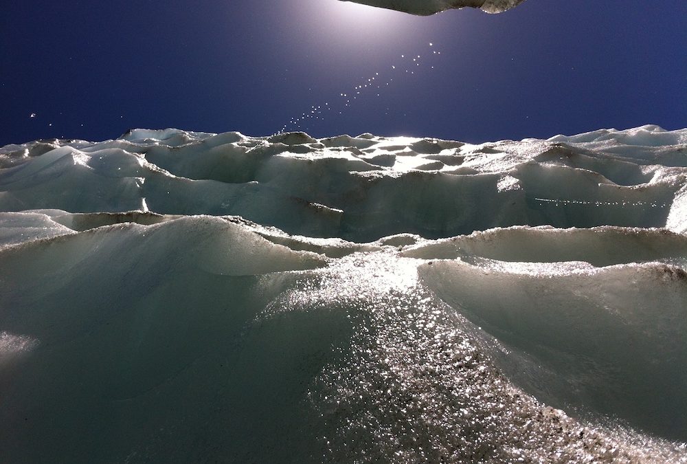 un glacier fond à petite goûte, nous dévoilant la force de sa vulnérabilité.