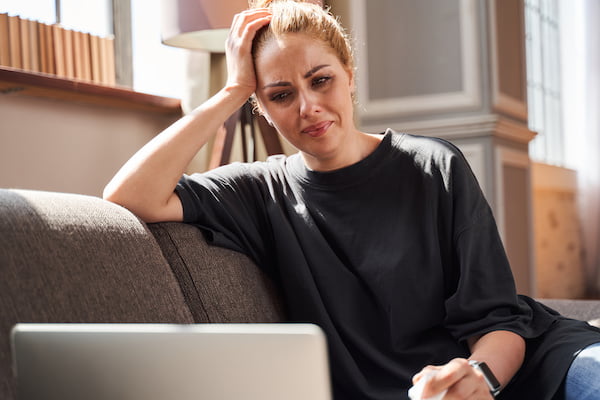 Femme dans la trentaine qui pleure devant son ordinateur | thérapie en ligne - Sutton, Québec, Canada, France, Belgique, Suisse | Liance