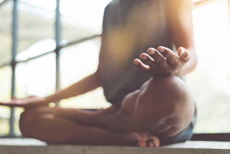 Bel Homme qui utilise la méditation pour revenir à soi | thérapie et yoga thérapie en ligne - Sutton, Québec, Canada | Liance
