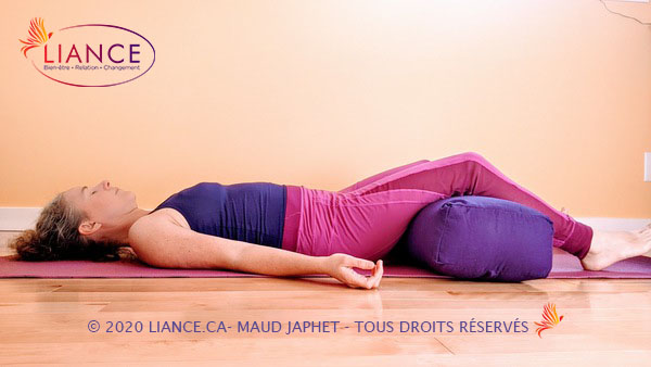 Savasana avec traversin posture du cadavre | Postures de yoga pour détendre les épaules et le cou | Liance
