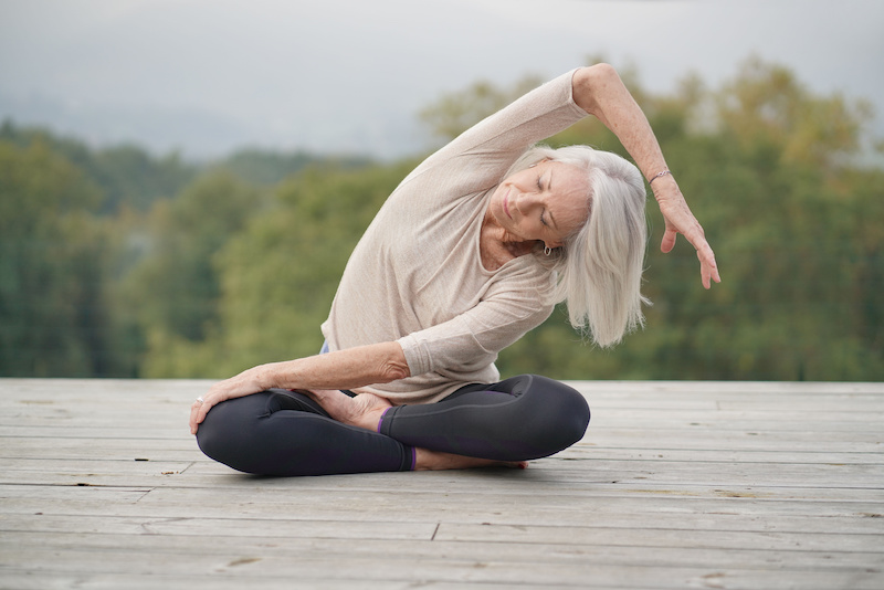 Bien vieillir avec le yoga thérapeutique - Maud Japhet