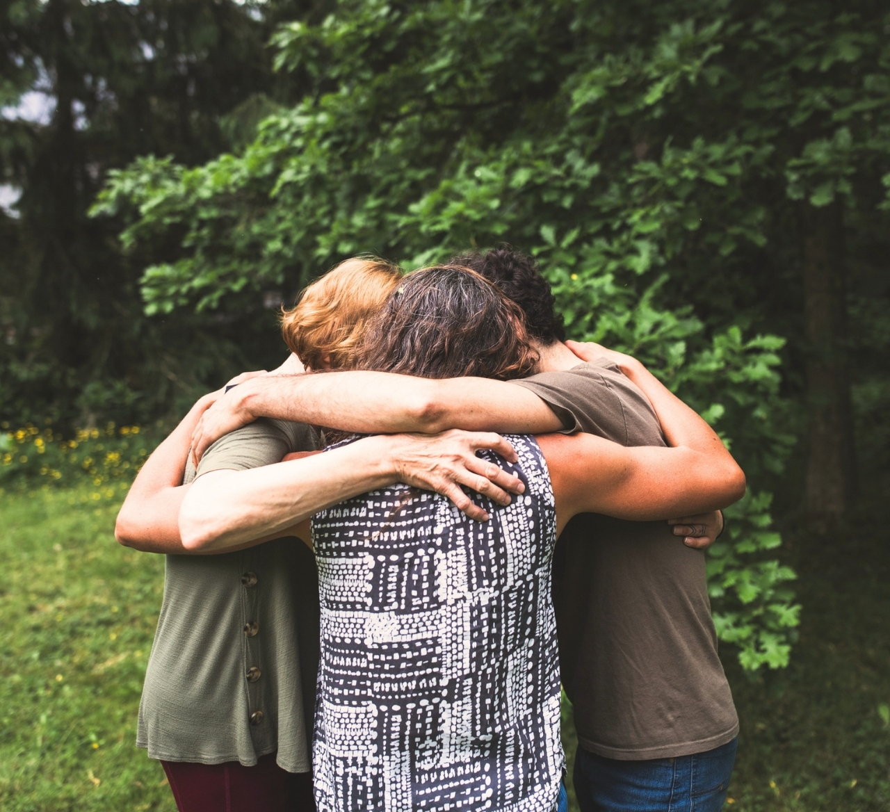Maud-Japhet-Yoga-en-groupe Médecines Holistiques, une rencontre être la médecine et la philosophie. Thérapeute holistique à Sutton (Qc) et en ligne | maudjaphet.com