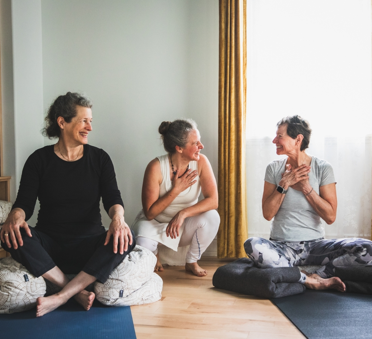Complicité de couple et santé intégrale avec la yogathérapie Thérapie holistique en ligne, chaque rencontre est unique, sur mesure. maudjaphet.com